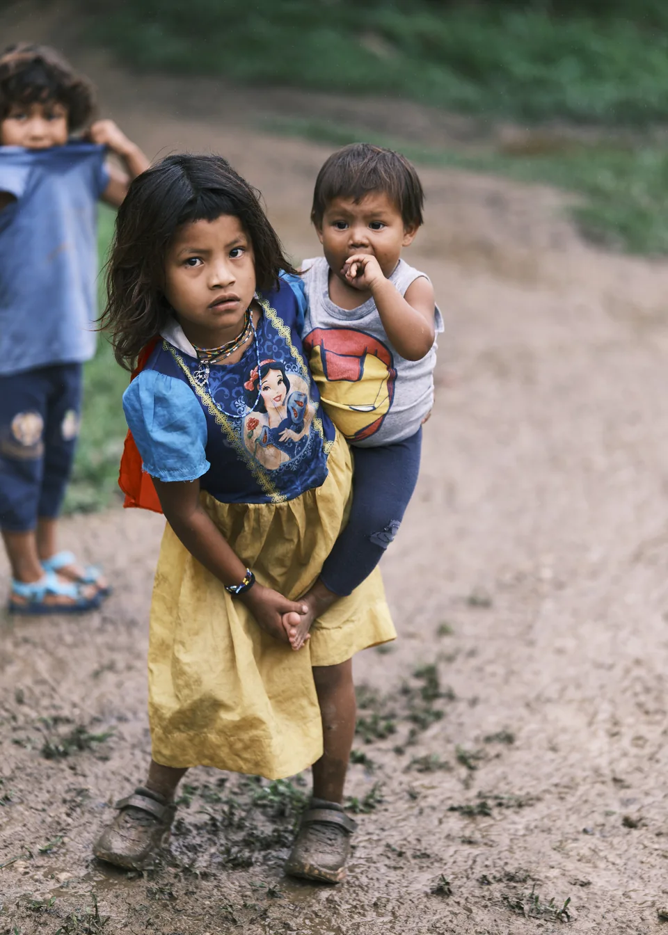 Crianças indígenas em uma comunidade atendida.