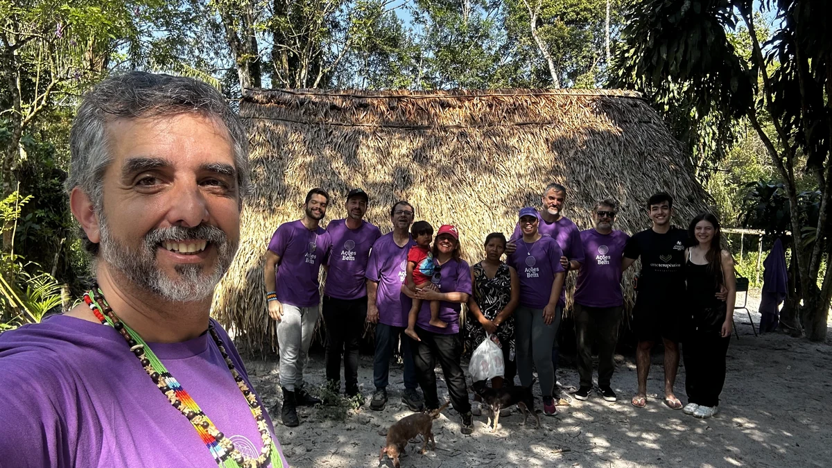 Equipe do Ações do Bem reunida na comunidade, com cães em primeiro plano.