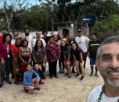 Voluntários e moradores reunidos durante uma ação na comunidade.