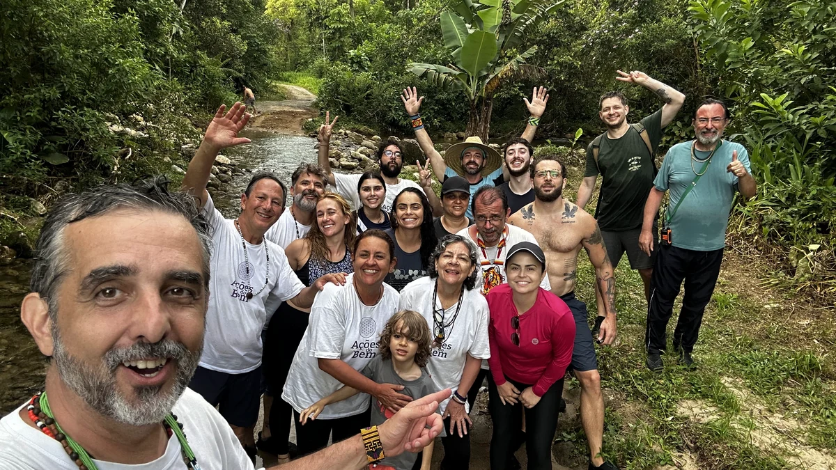 Voluntários e comunidade reunidos durante uma ação do Ações do Bem.