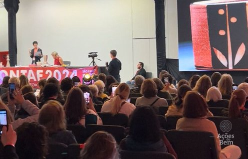 Auditório lotado durante o CONTAF 2024, com painelistas no palco e o público acompanhando a apresentação