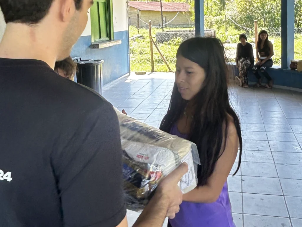 Entrega de alimentos durante a ação em Itanhaém, em 26/09/2026